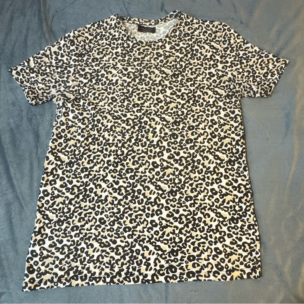 Zara Short Sleeve Tee with Bold Design

#1037